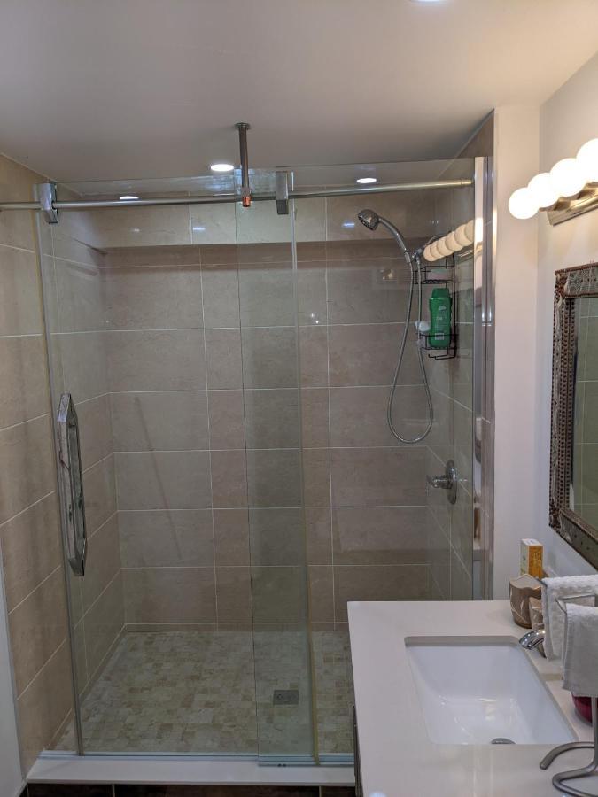 Ferienwohnung Bright Parkdale Court - Little Portugal W/ Free Parking Toronto Exterior foto